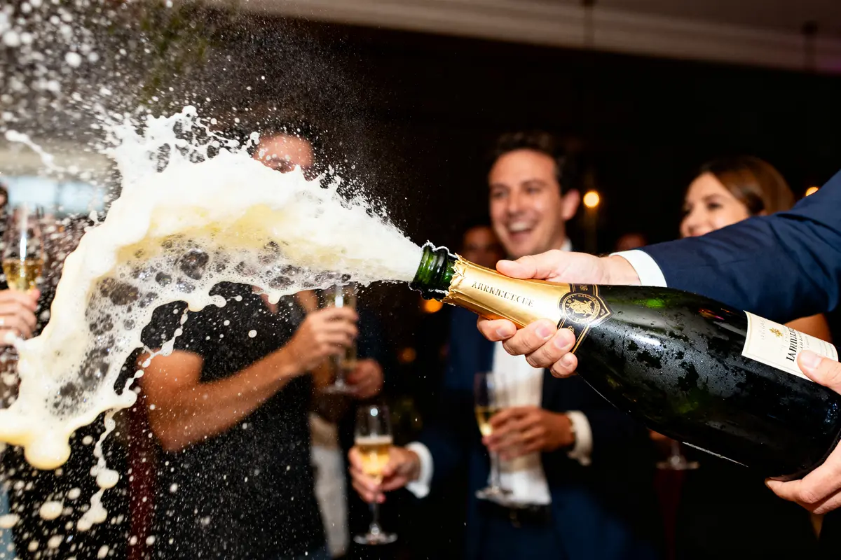 Shower champagne : signification, chanson culte et tendances