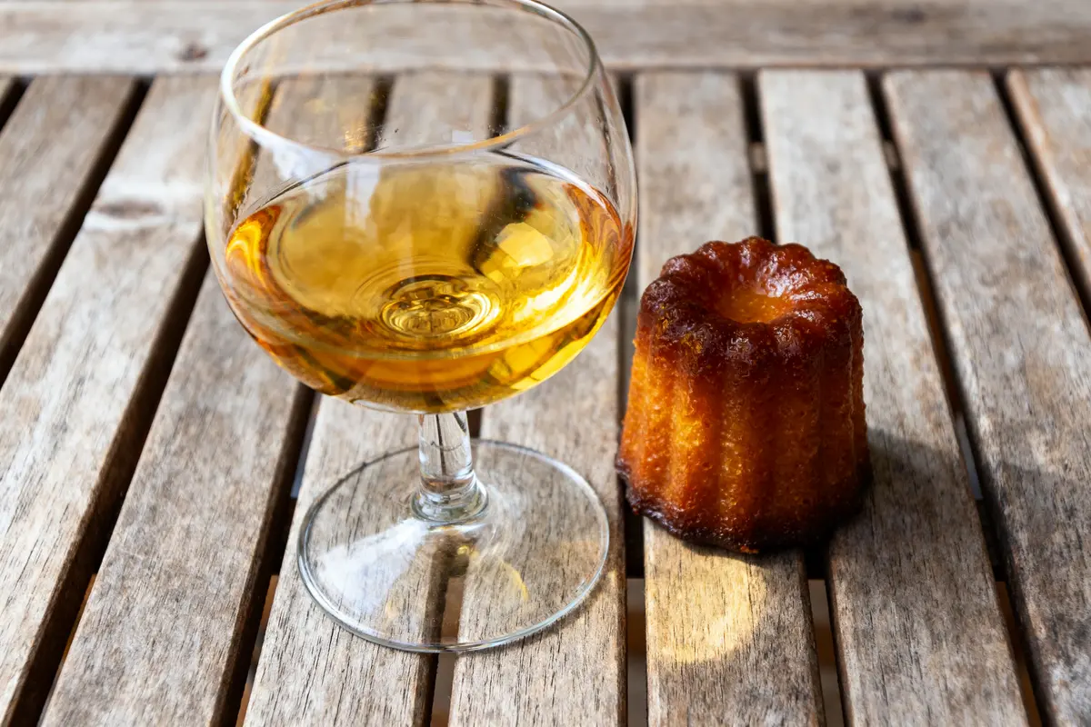 Accord canelé et vin : Quel vin choisir pour sublimer ce dessert ?