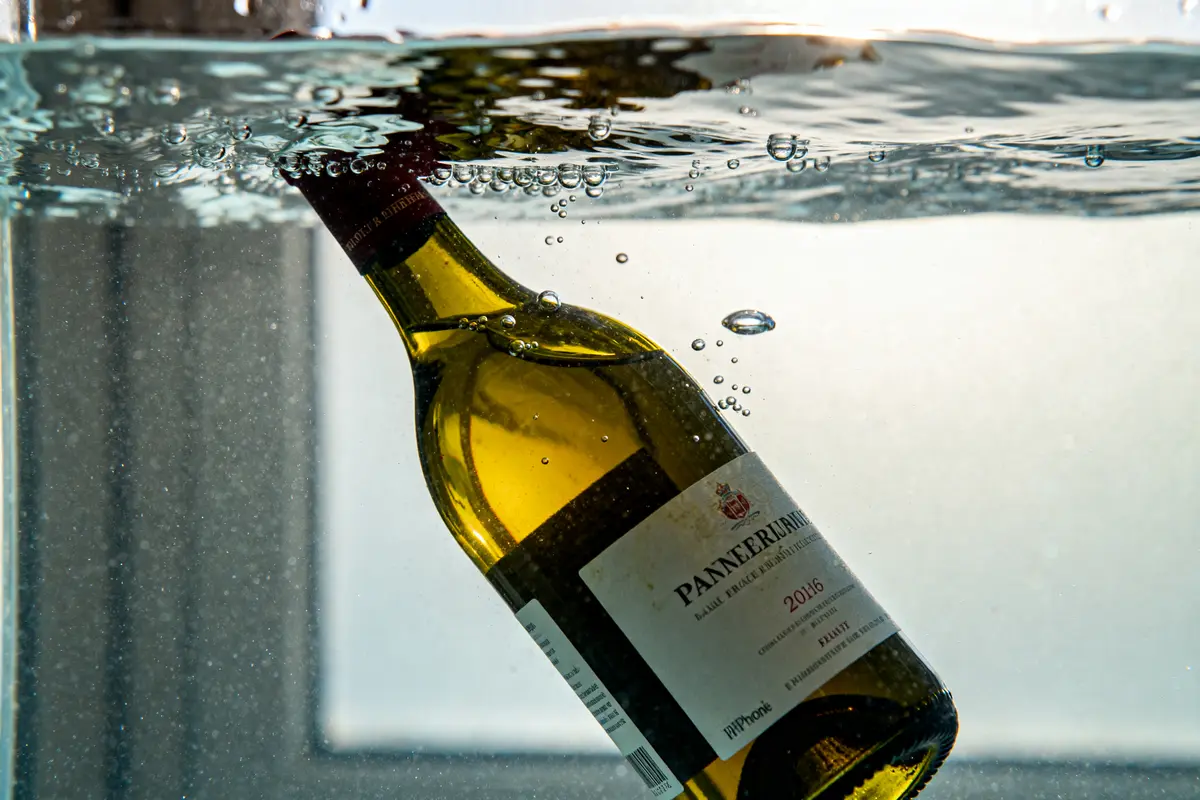 Vin immergé sous l’eau : Pourquoi vieillir son vin en Mer ?